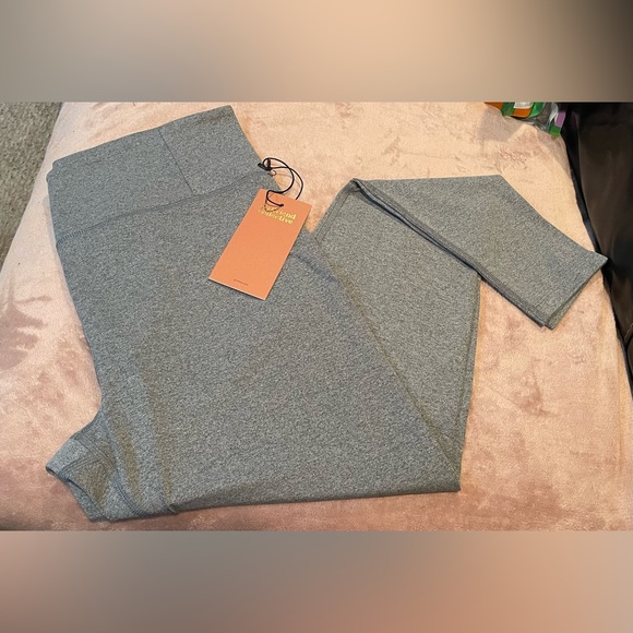 Compressive High-Rise Legging - Picture 4 of 6